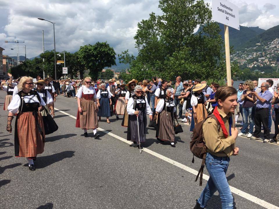 Un bagno di folla per il corteo dei costumi svizzeri