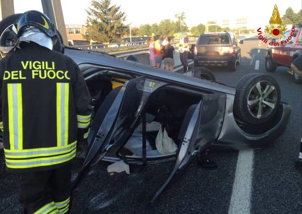 Auto ribaltata in autostrada