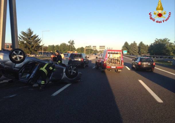 Auto ribaltata in autostrada