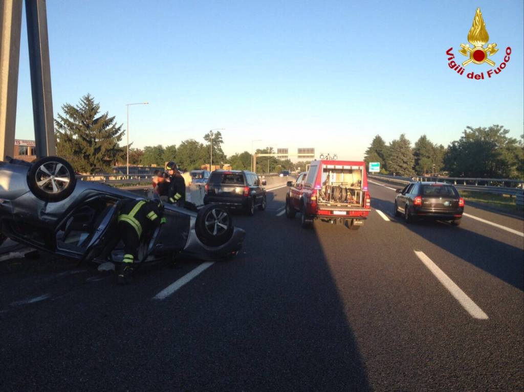 Auto ribaltata in autostrada