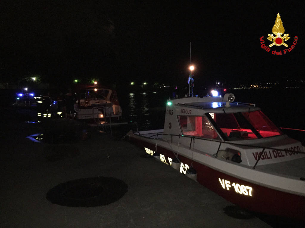 barca deriva vigili del fuoco