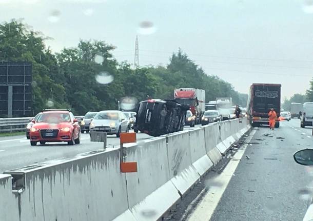 Scontro auto camion, le foto