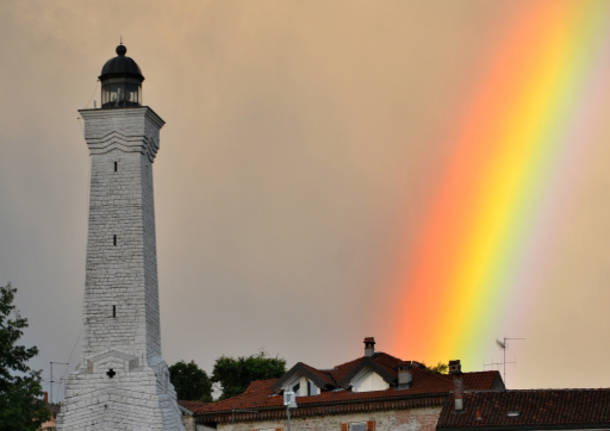 Arcobaleno che illumina il Faro di Besozzo