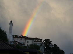 Arcobaleno che illumina il Faro di Besozzo