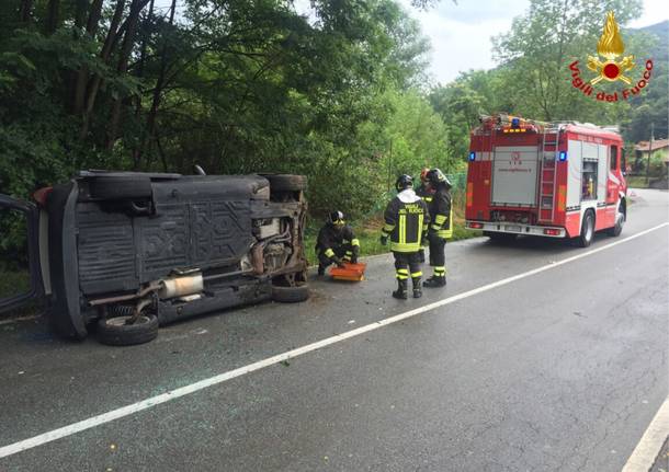 Si ribaltano lungo la provinciale