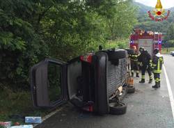 Si ribaltano lungo la provinciale