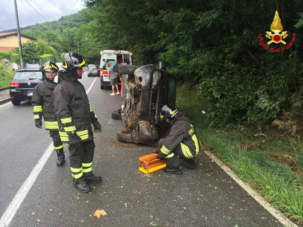 Si ribaltano lungo la provinciale