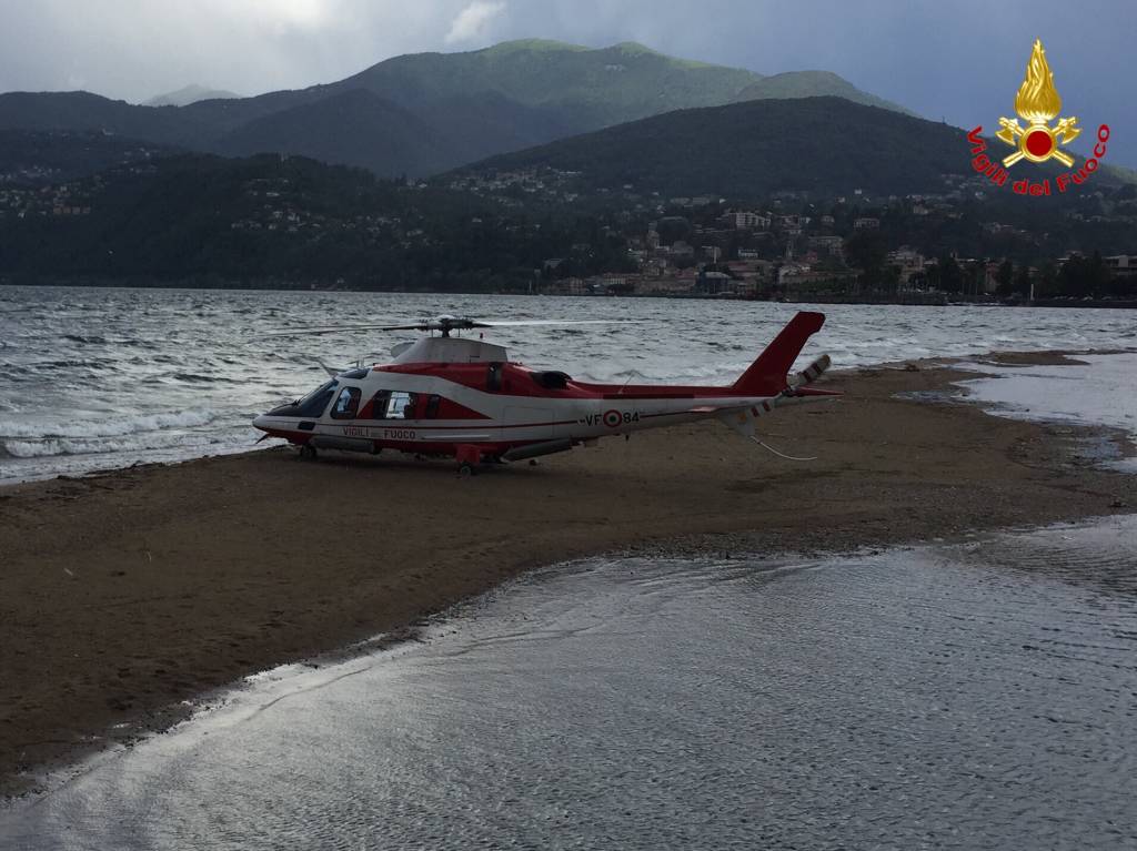 La barca si ribalta, arrivano i Vigili del Fuoco