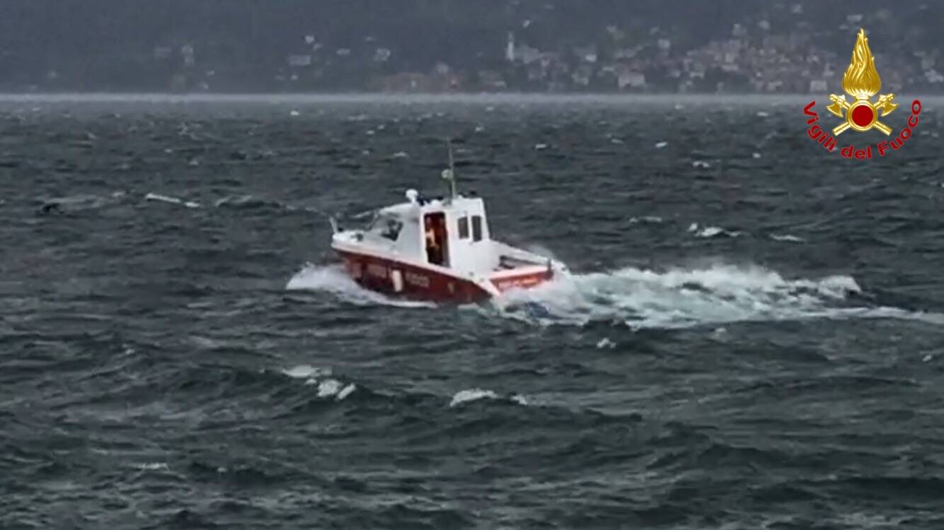 La barca si ribalta, arrivano i Vigili del Fuoco