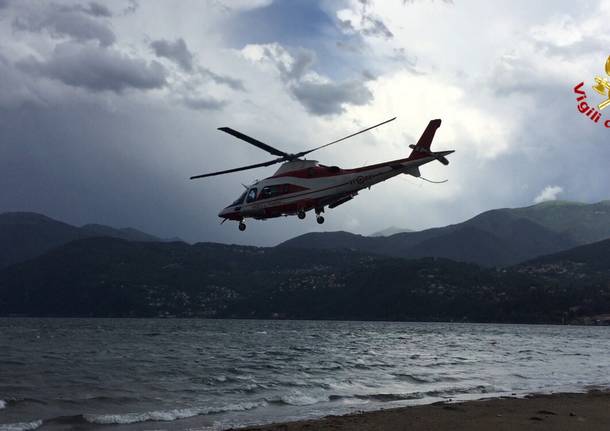 La barca si ribalta, arrivano i Vigili del Fuoco