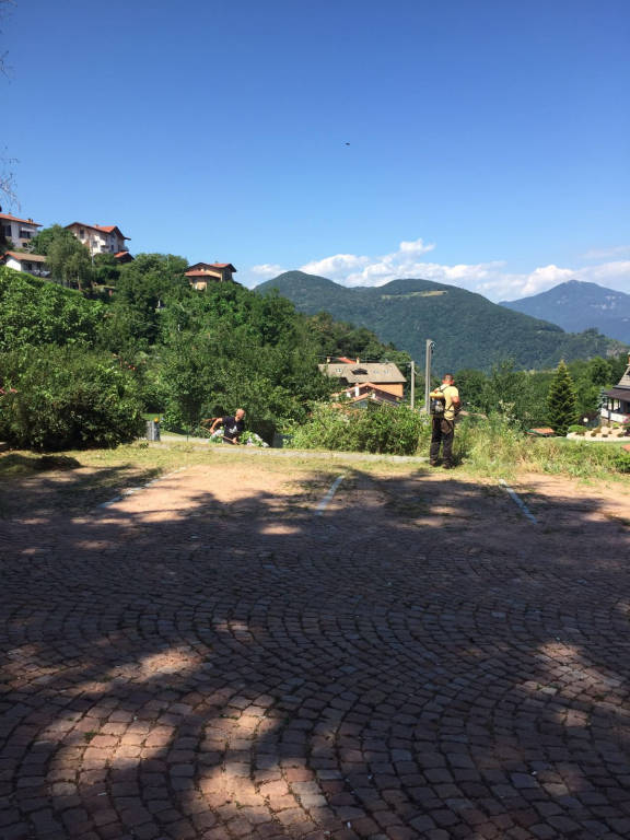 Cuasso al Monte - I volontari ripuliscono il paese