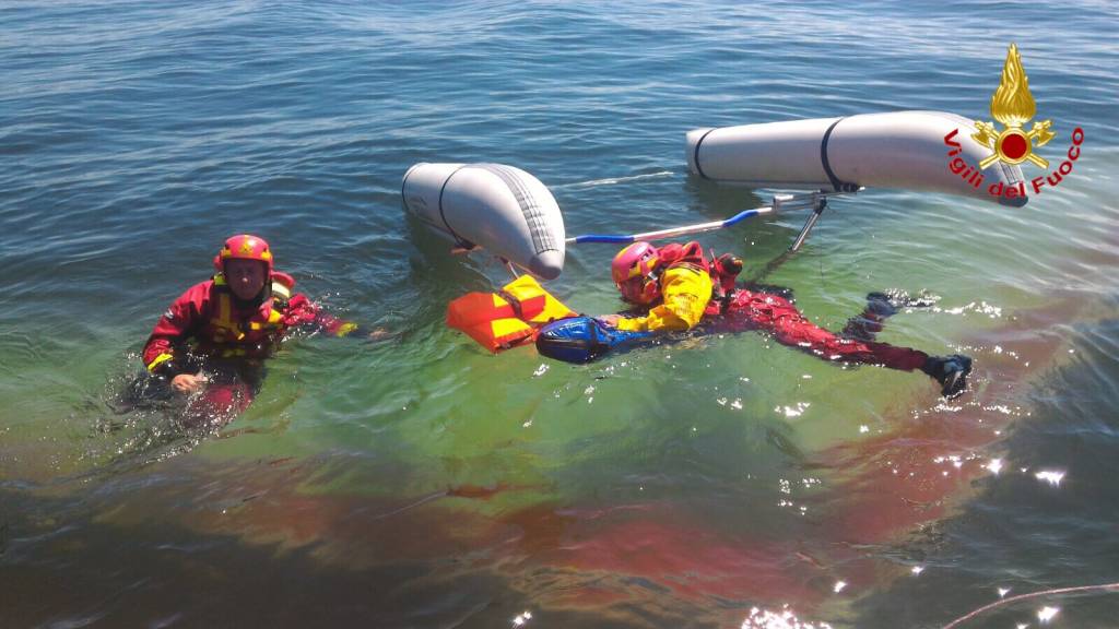 Deltaplano galleggiante cade nel lago