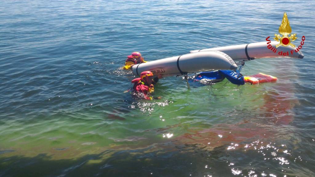 Deltaplano galleggiante cade nel lago