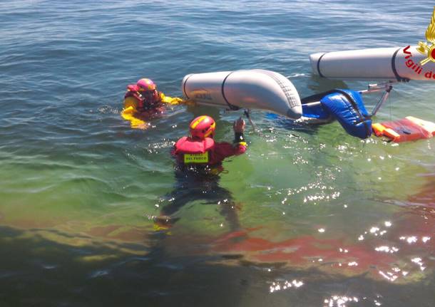 Deltaplano galleggiante cade nel lago