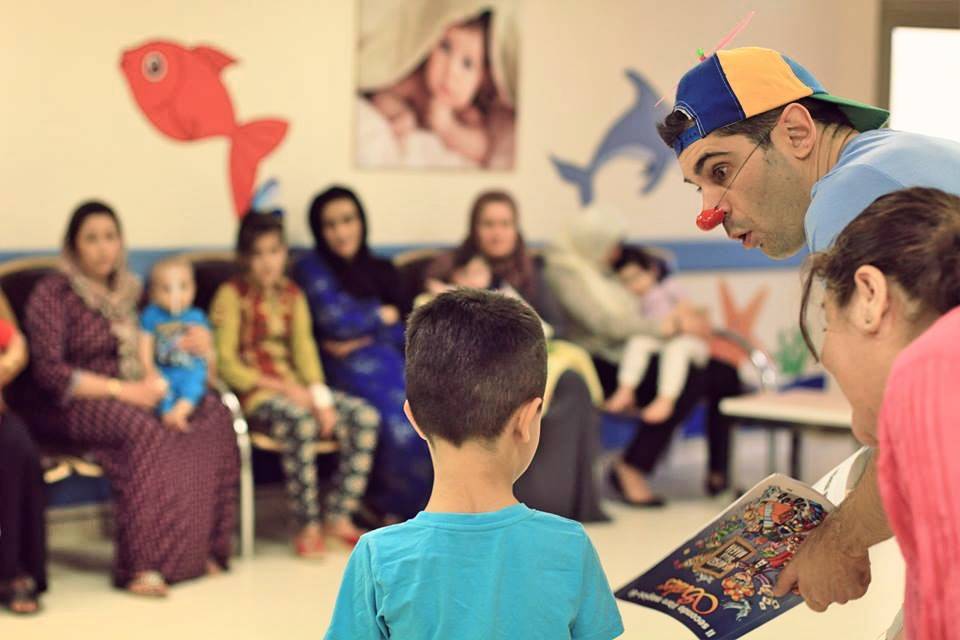 Il "claun Pimpa" tra i bambini in fuga dall'Isis