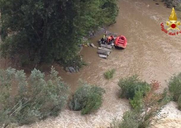 Il fiume si "gonfia",  imprigionati su un isolotto