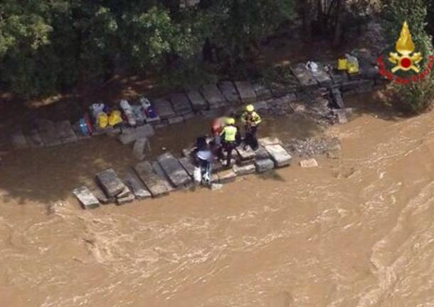 Il fiume si alza all’improvviso, salvati dai vigili del fuoco