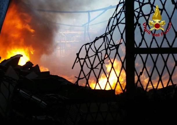 Incendio Castellanza, le immagini dei pompieri