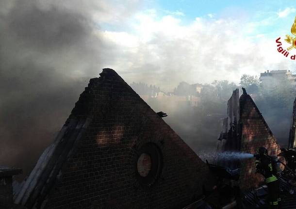 Incendio Castellanza pompieri