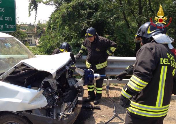 Incidente in A8 con intervento dei Vigili del Fuoco