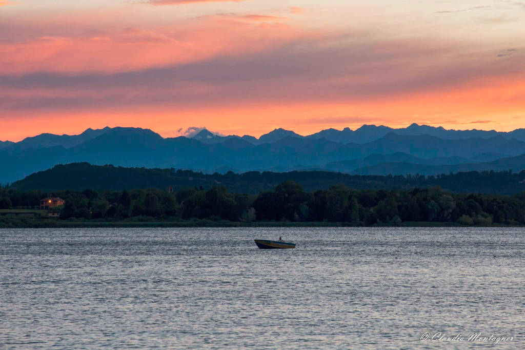 Magico tramonto alla Schiranna (foto di Claudio Montagner)