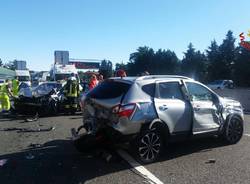 Maxi tamponamento in A8, autostrada in tilt