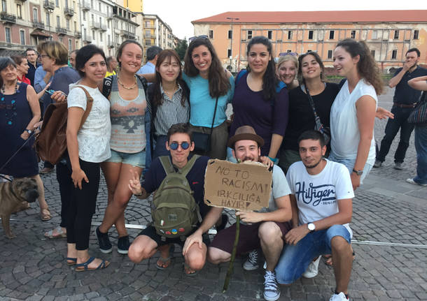 Presidio silenzioso in piazza Repubblica per ricordare Emmanuel