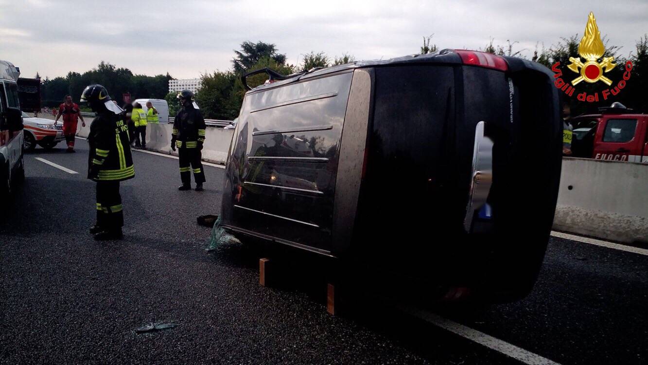 Scontro auto camion, le foto