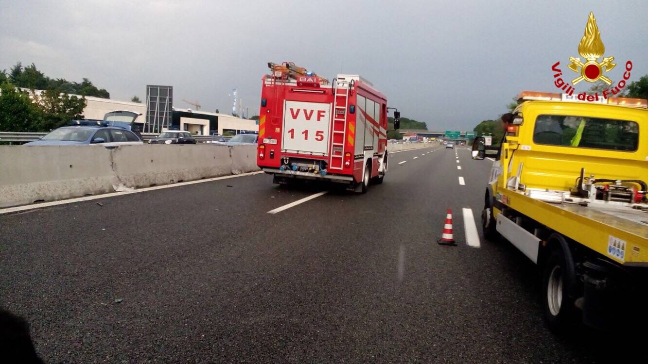 Scontro auto camion, le foto