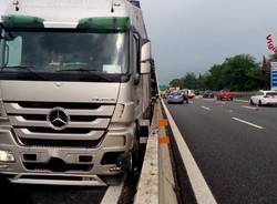 Scontro auto camion, le foto