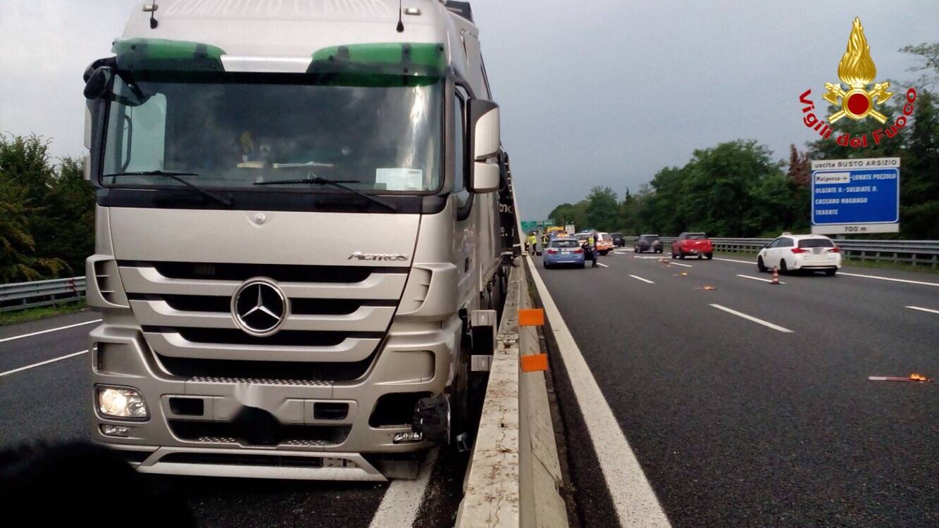 Scontro auto camion, le foto