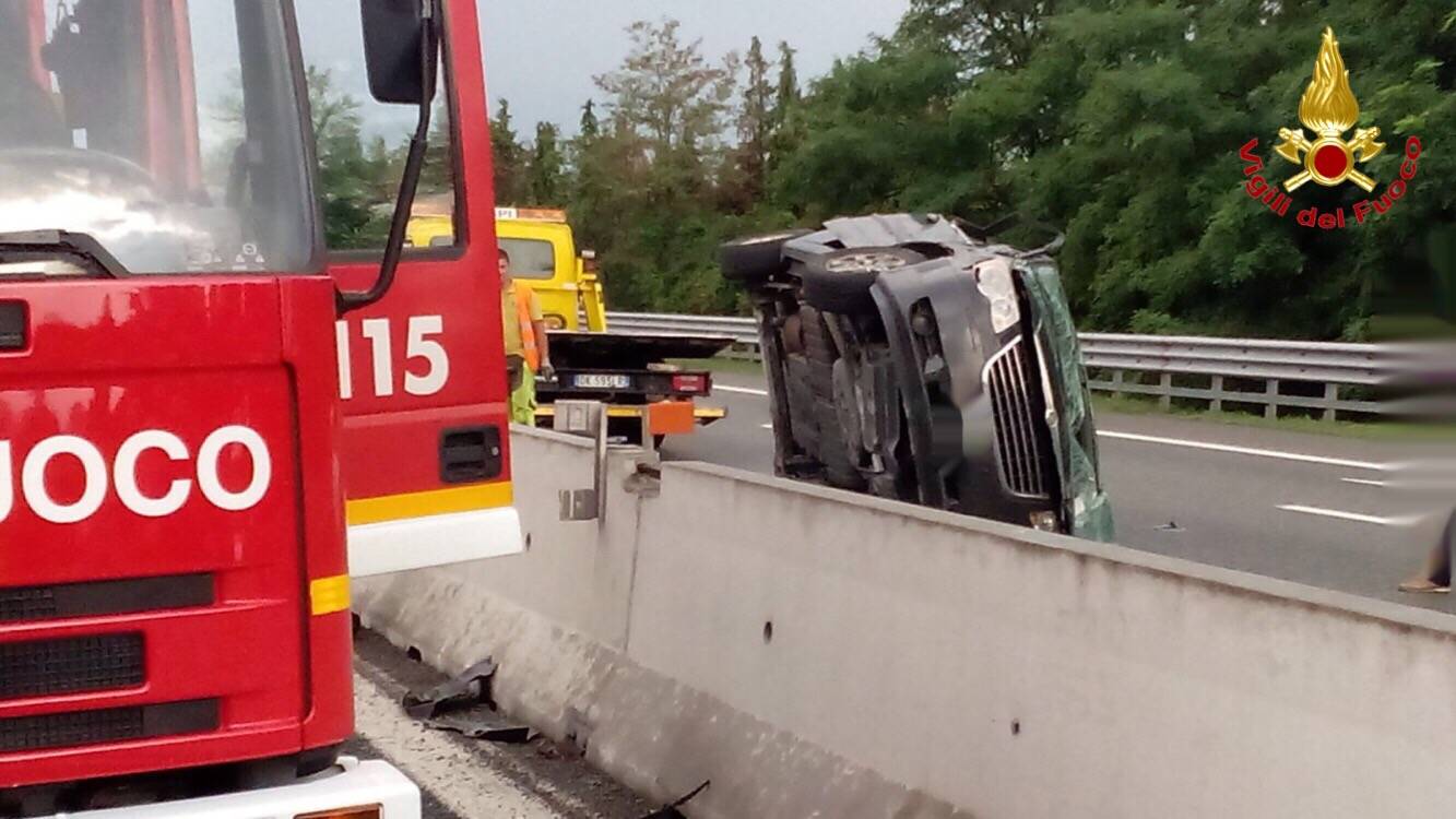 Scontro auto camion, le foto