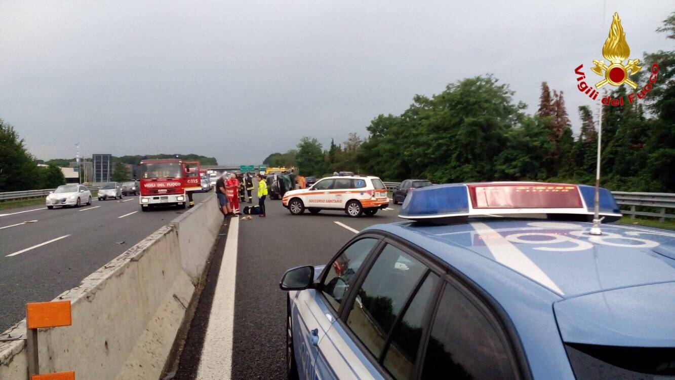 Scontro auto camion, le foto