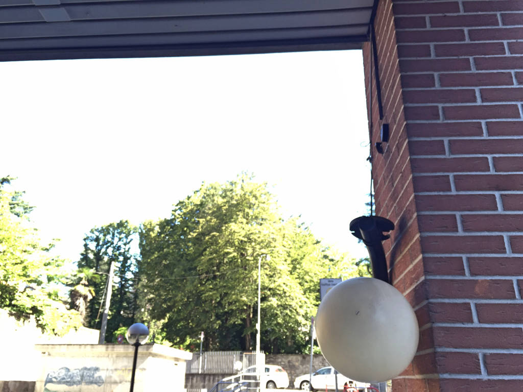 Vandalizzati i lampioni di fianco al tribunale
