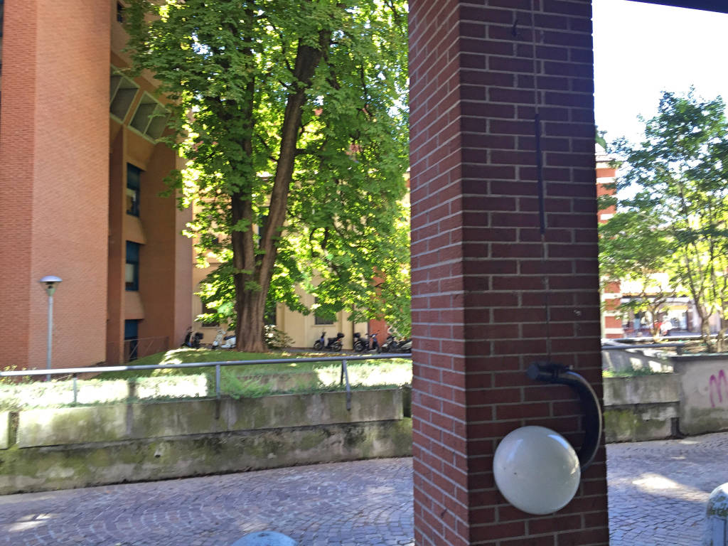 Vandalizzati i lampioni di fianco al tribunale