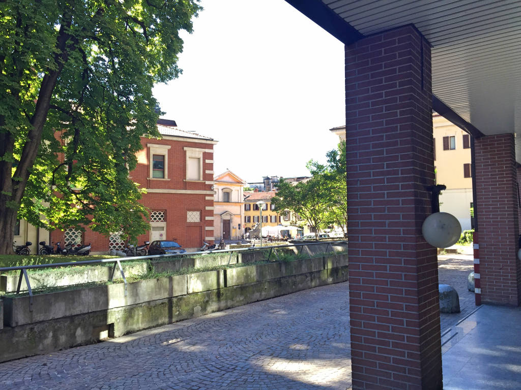 Vandalizzati i lampioni di fianco al tribunale