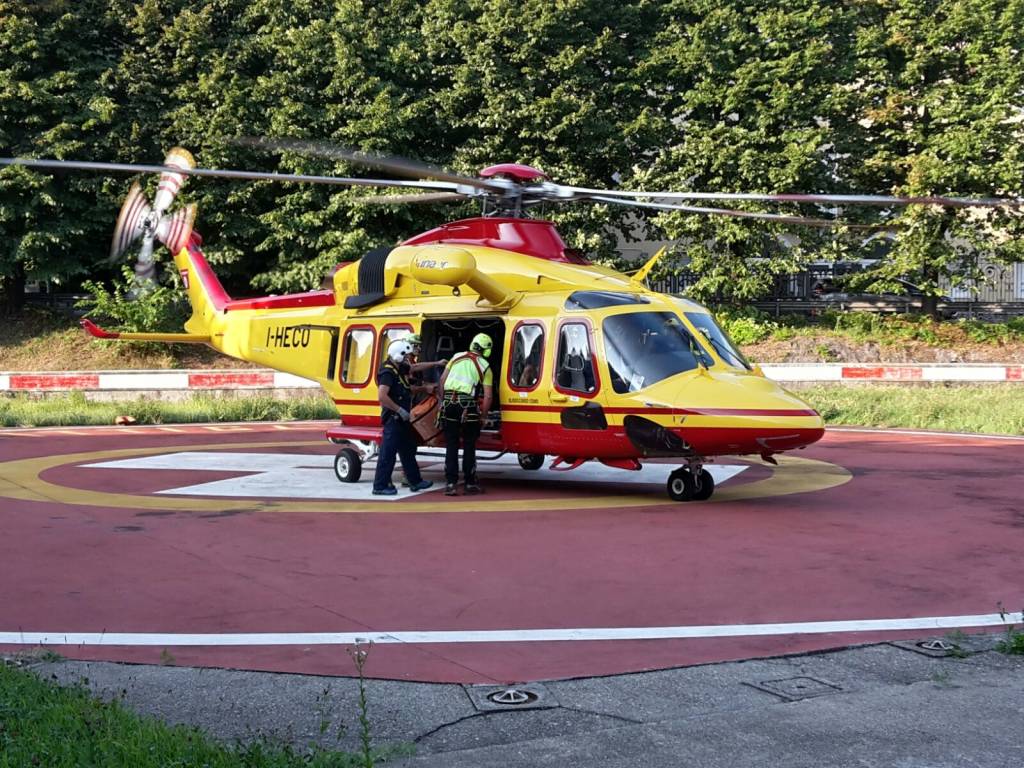 Cade alle cascate di Cittiglio. Salvato con l'elicottero