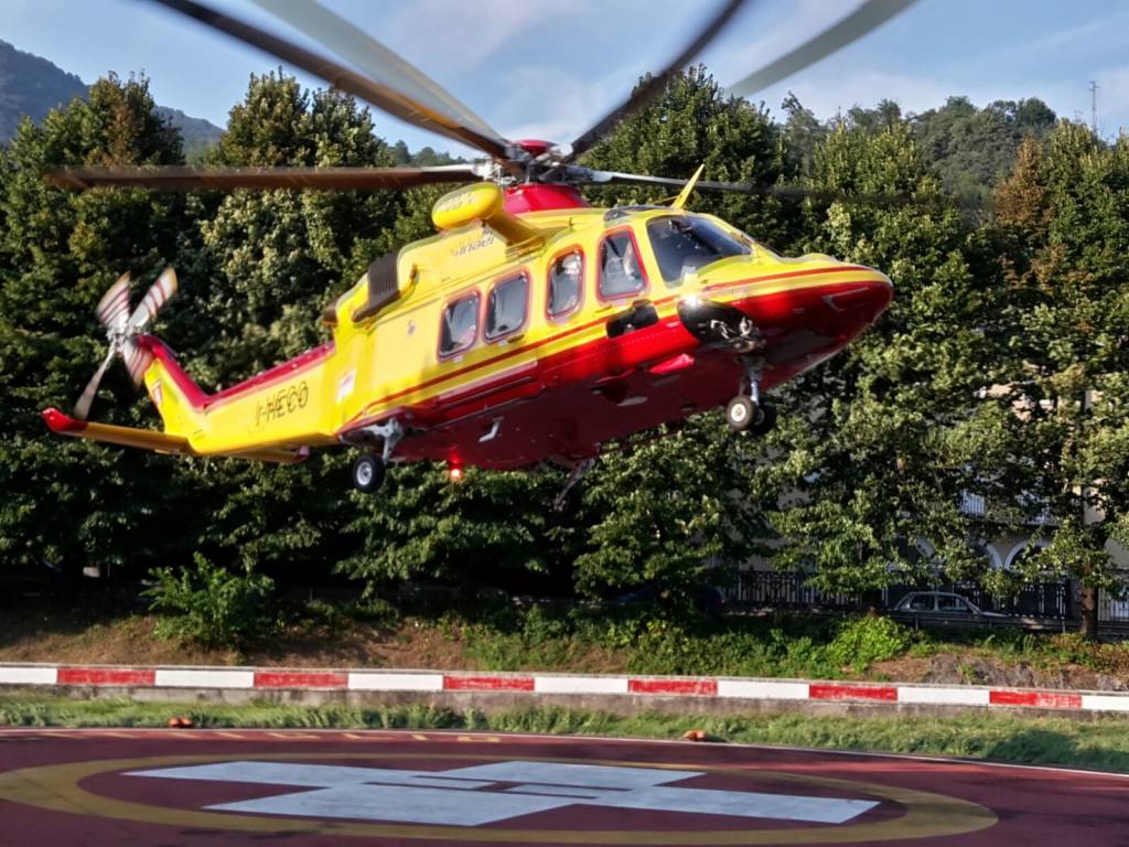 Cade alle cascate di Cittiglio. Salvato con l'elicottero