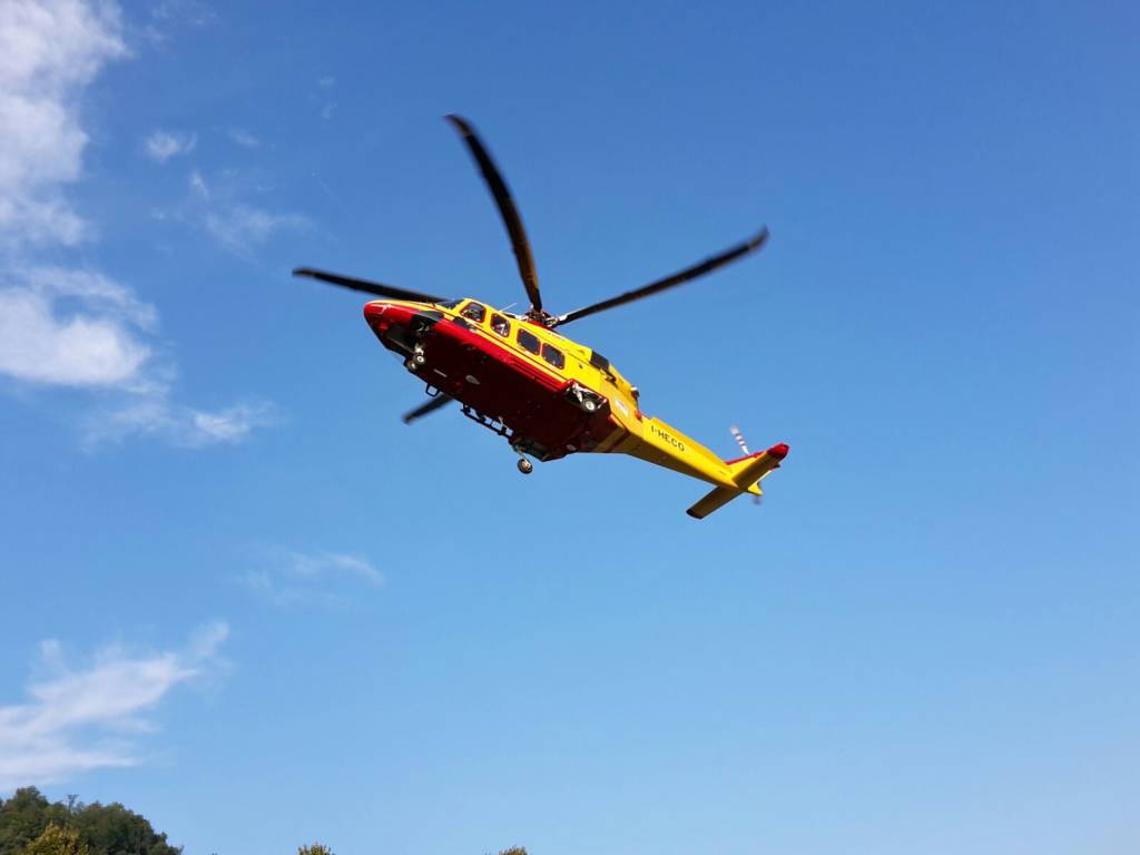 Cade alle cascate di Cittiglio. Salvato con l'elicottero