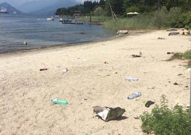 Sporcizia sulla spiaggia di Ceresolo dopo i fuochi d\'artificio