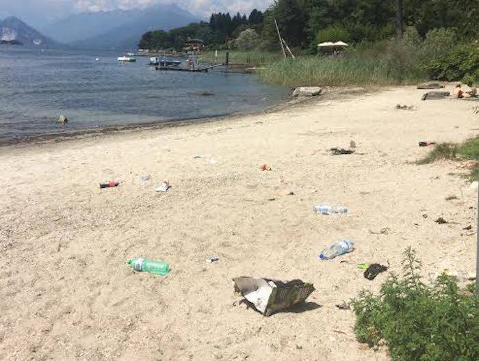 Sporcizia sulla spiaggia di Ceresolo dopo i fuochi d\'artificio