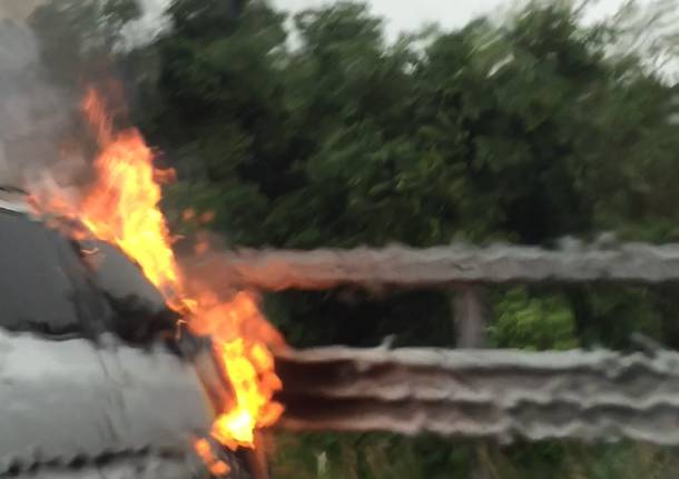 Auto in fiamme sulla superstrada 336