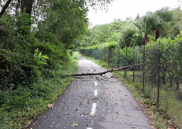 Il maltempo si è abbattutto sulla ciclabile del lago