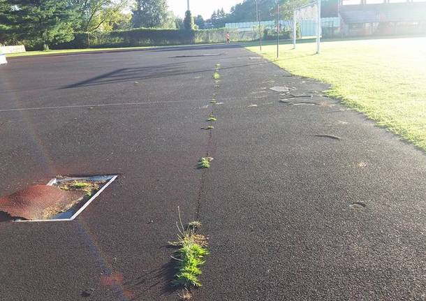 La pista di atletica di Gavirate in pessime condizioni