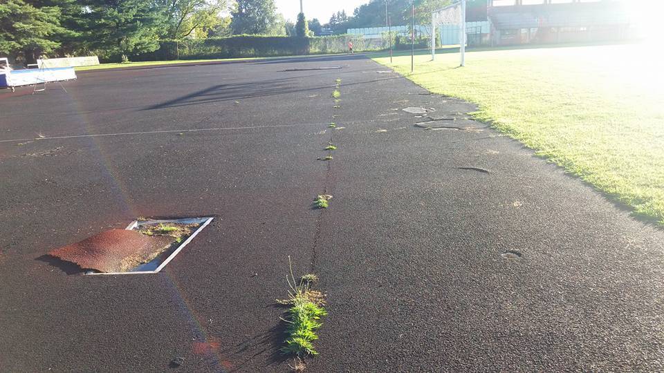 La pista di atletica di Gavirate in pessime condizioni