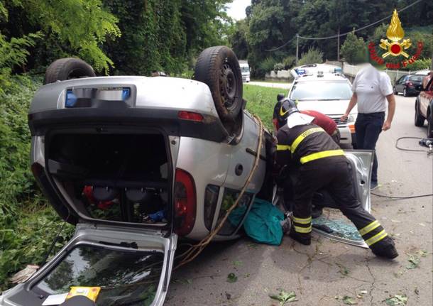 Ribaltamento auto a Somma Lombardo