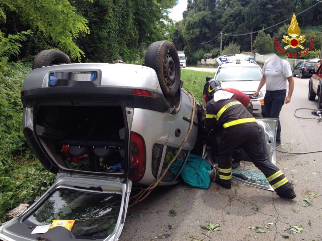 Ribaltamento auto a Somma Lombardo