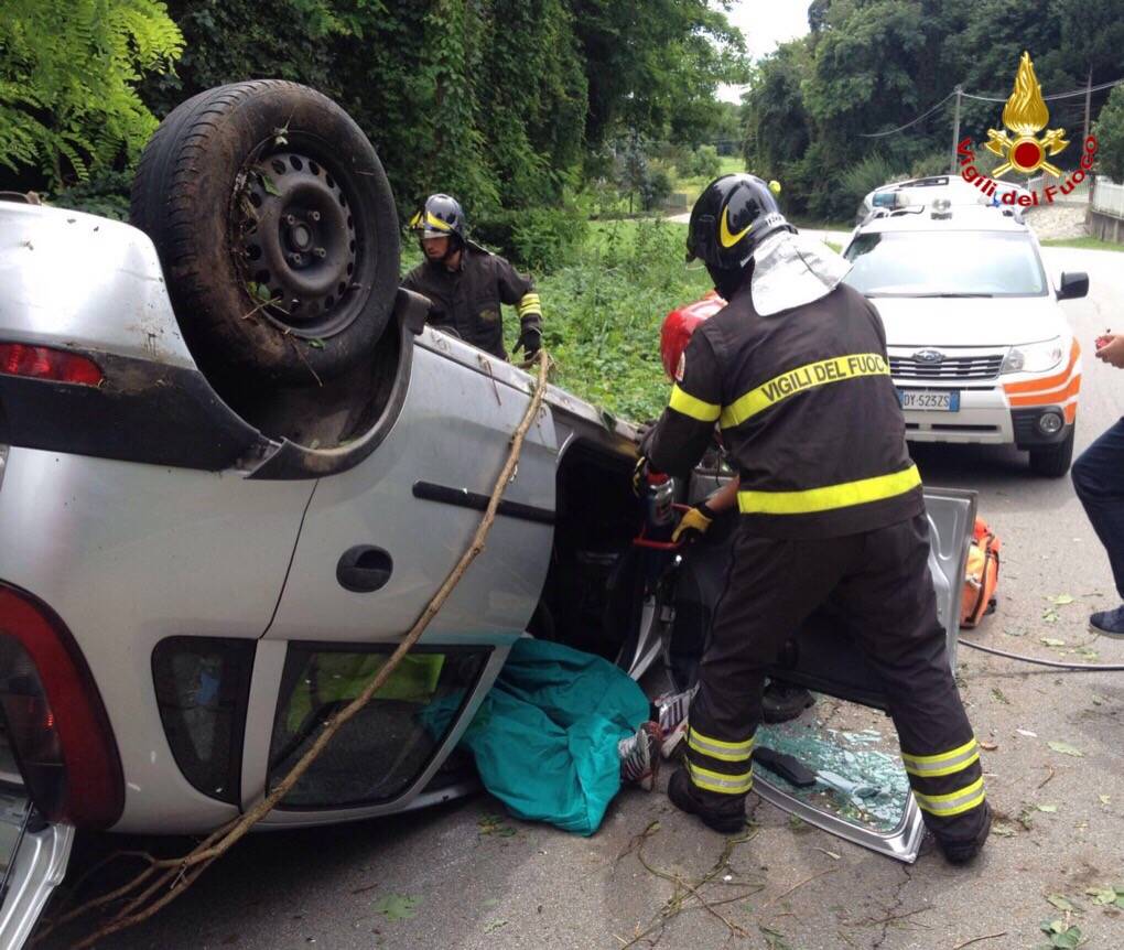 Ribaltamento auto a Somma Lombardo