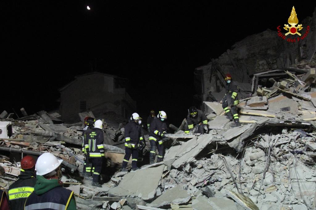 La lunga notte di lavoro tra le macerie