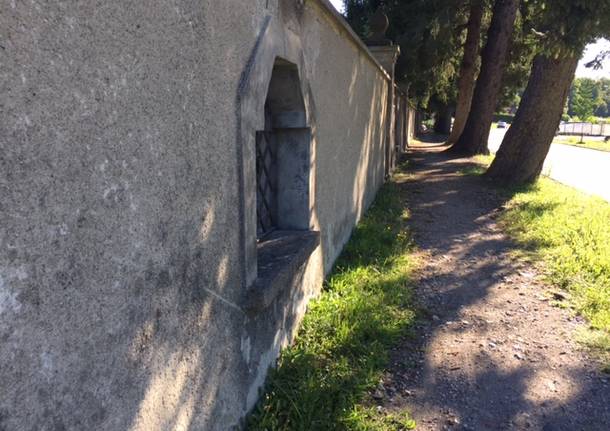Il cimitero di Cazzago Brabbia ha bisogno di manutenzione